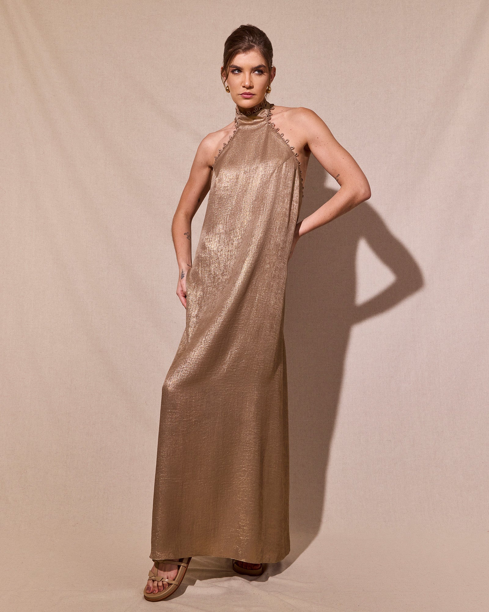 Vestido Longo Gola Rolotês - Glamour Gold - Hand Lace