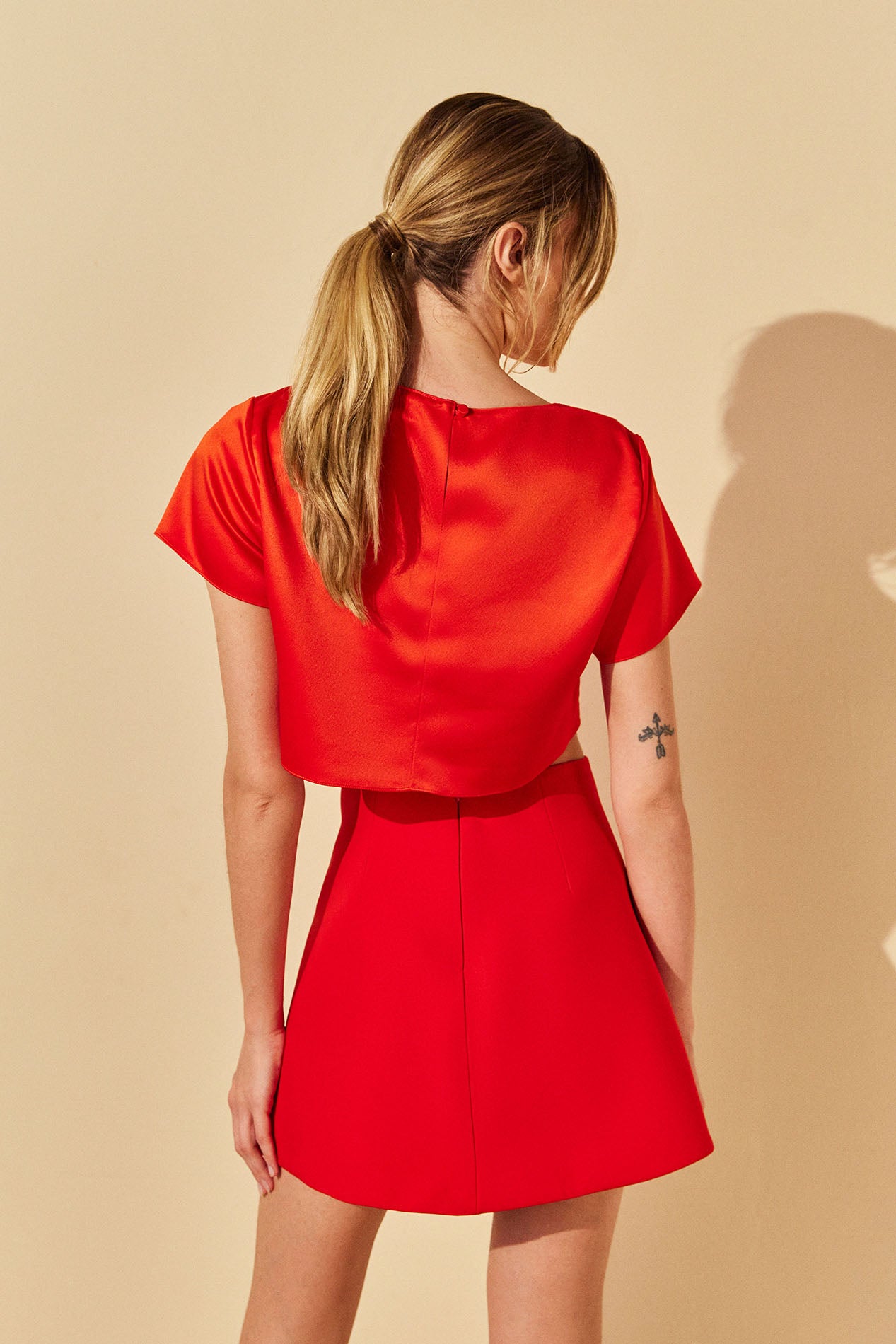 Camiseta Pérola Pag.02 - Satin Vermelho - Hand Lace
