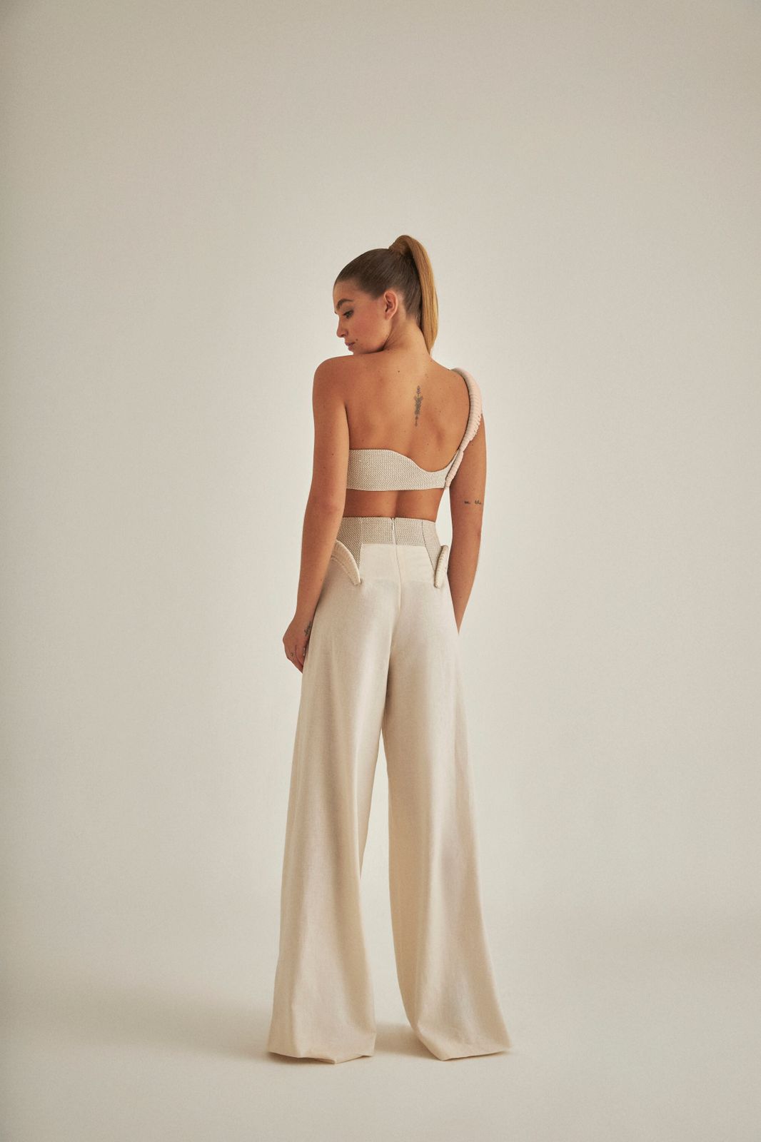 Cropped Curva Assimétrico - Hand Lace
