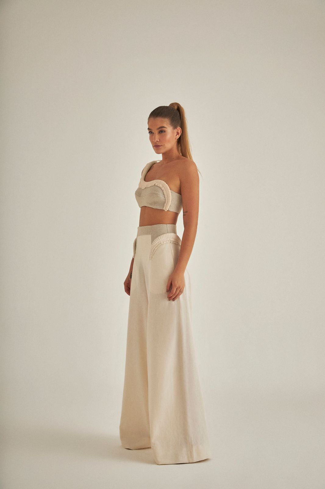 Cropped Curva Assimétrico - Hand Lace
